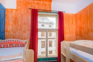 布拉格Best Spot Hostel的一间卧室设有两张双层床和一扇窗户。