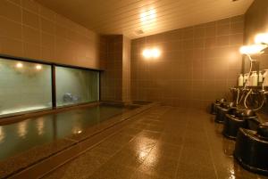 伊势崎市AB Hotel Isesaki的客房 - 带游泳池的浴室