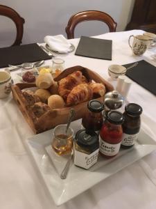 索里巴克尔耶特酒店的一张桌子,上面放着糕点和其他食物