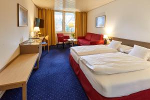 巴特莱辛哈尔巴伐利亚健康活力酒店的酒店客房配有两张床和一张书桌