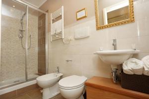 罗马DG尊贵房酒店的浴室配有卫生间、盥洗盆和淋浴。