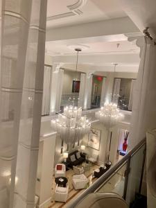 那不勒斯Inn On Fifth的客厅的顶部景色,配有吊灯