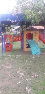萨尔瓦多CHALES AABB SALVADOR(BA)的一群儿童在公园里玩乐