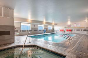 米苏拉米苏拉品质套房酒店的一个大型游泳池,背景是一个人