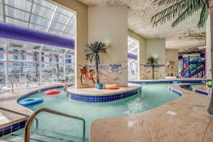默特尔比奇沙丘村酒店的大楼内的大型室内游泳池