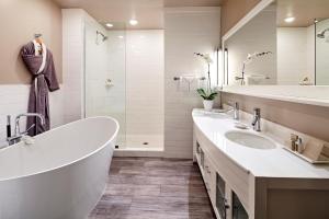 塞多纳奥伯格德塞多纳酒店的浴室配有2个盥洗盆、浴缸和淋浴。