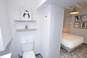 贝赫尔-德拉弗龙特拉CASA COCO的一间带卫生间和床的小浴室