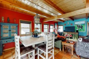 斯廷博特斯普林斯Casa de Nieve - Snow House""的一间设有木桌和红色墙壁的用餐室