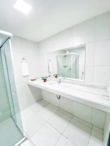 萨尔瓦多智利殖民地酒店的白色的浴室设有水槽和镜子