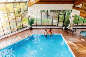 贾斯珀杰士伯城堡酒店的2人使用带窗户的室内游泳池