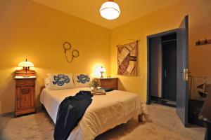 加拉希德松Studio Maistros的一间卧室设有一张床和黄色的墙壁