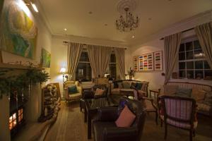 里士满弗兰赫加特餐厅及酒店的客厅配有家具和吊灯。