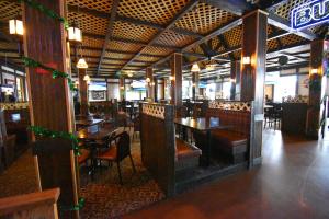 格兰福克格朗德福克斯目的地中心卡纳德旅馆的餐厅内带桌椅的用餐室