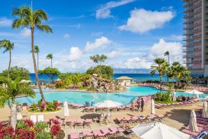 拉海纳Hilton Vacation Club Ka'anapali Beach Maui的度假村的游泳池,配有椅子和遮阳伞