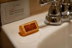 陶斯陶斯历史酒店的浴室水槽上放有一瓶肥皂