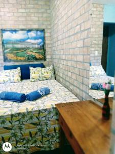 伦索伊斯Suites Casa De Ban的一张带枕头的床铺和一张桌子