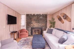 斯托Classic Stowe Ski Chalet chalet的带沙发和壁炉的客厅