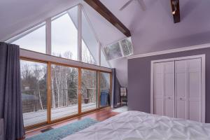 斯托Classic Stowe Ski Chalet chalet的一间卧室设有一张床和一个大窗户