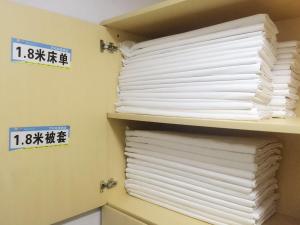 贵阳7Days Inn Guiyang Ergezhai的架子上的白纸毛巾