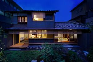 京都Kyo no Ondokoro NISHIJIN VILLA #5的夜晚可欣赏到房子的外部景色