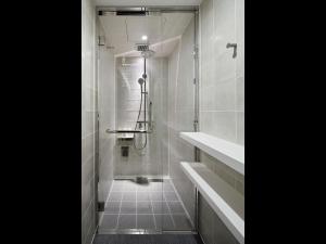 东京9h nine hours Hamamatsucho的带淋浴和步入式淋浴间的浴室