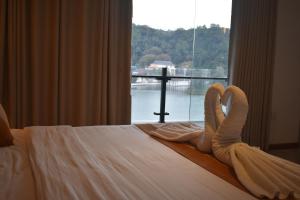 康提Lotus Lake Residence的酒店客房设有一张带窗户的床。