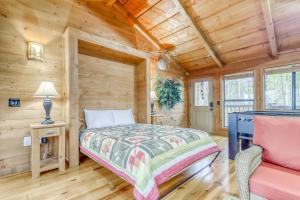 蓝岭Vista的小木屋内的卧室,配有一张床和椅子