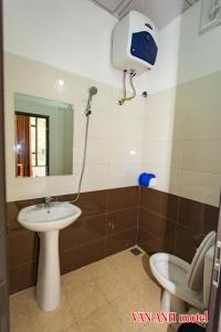 Cốc LếuVan Anh Motel的一间带水槽、镜子和卫生间的浴室