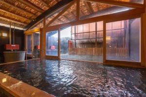 云仙市Iseya, Seaview Private Onsen Bath的窗户房间里一片水