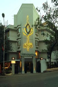 孟买Le Sutra Hotel, Khar, Mumbai的一座建筑,上面有标牌,上面写着 ⁇ 