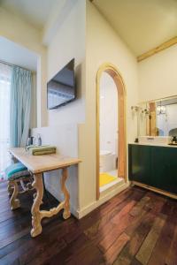 大叻Lacasa May的一间带木桌和镜子的浴室