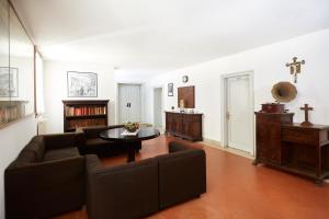 威尼斯Ostello AMDG的客厅配有沙发和桌子