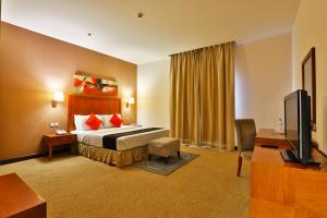 塔伊夫مينا بلازا الطائف Mena Plaza Taif的酒店客房,配有床和电视