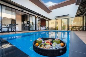 拉威海滩Thames Tara Private Pool Villa Rawai Phuket - SHA Extra Plus的游泳池中间有一碗食物