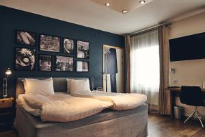 赫尔辛堡Hotell Stadsparken的一间卧室设有一张蓝色墙壁的大床