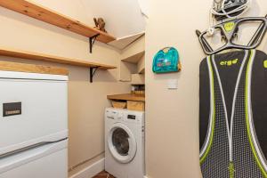 伍德斯托克Oxfordshire Living - The Bowler Hat Cottage - Woodstock的小型洗衣房配有洗衣机和烘干机