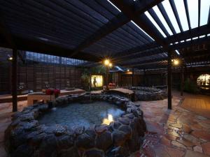 神户Arima Kirari的大型室外客房,设有大型水池