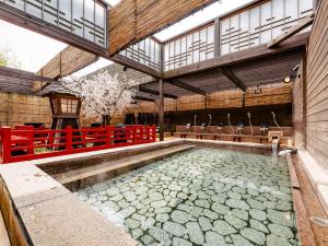 神户Arima Kirari的一座红色长椅的建筑中的游泳池