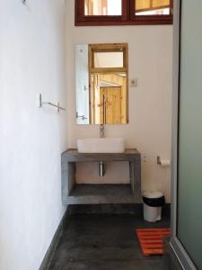 马普托Museu Mafalala B&B的一间带水槽和镜子的浴室