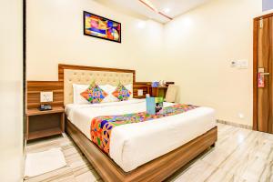 孟买FabHotel Axis International的一间卧室,卧室内配有一张大床