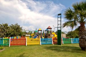 Holiday Village Türkiye的儿童游玩区