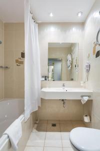乔左维尔考普尔斯基波兰地区戈茹夫区布酒店的一间带水槽、浴缸和卫生间的浴室