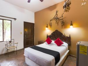 蒙克洛瓦Hotel Olimpia的一间卧室配有一张带红色枕头的大床