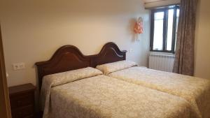 DoadeCasa Mila的一间卧室设有两张床和窗户。
