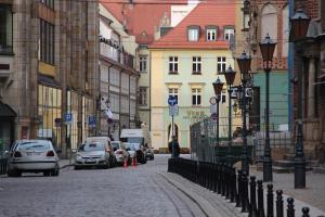 弗罗茨瓦夫oompH Wroclaw Old Town Apartment的一条城市街道上,街上有汽车停放