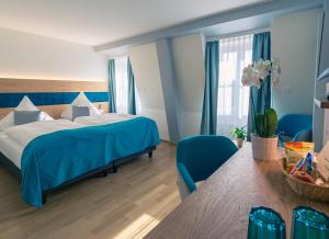 明兴施泰因Hotel & Restaurant Hofmatt的酒店客房配有一张床铺和一张桌子。