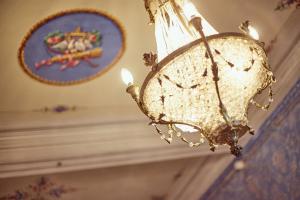 蒙特普齐亚诺金钗宫圣多纳托住宿加早餐旅馆的吊灯挂在天花板上