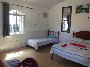 萨尔瓦特拉芳心度假屋的一间卧室配有两张床和镜子