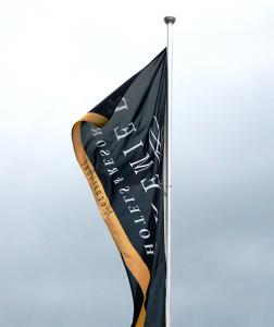 白河温克勒普瑞米尔酒店的天空中一根黑旗