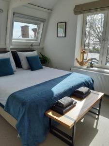 恩克赫伊曾Appartement Havenzicht的一间卧室配有一张带蓝色毯子的大床